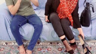 Hot milf kneppe en fremmed pik mens han stirrer på hendes mands telefon