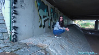 - Hvad laver du under broen?