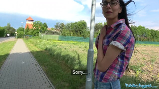Offentlig agent - genert teenagepige i engen