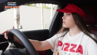 Jeg kneppede pizzapigen for at komme for sent, og jeg belønnede hendes fisse med en kæmpe smag