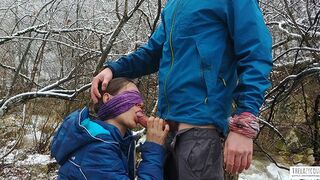 Offentlig blowjob og pik indtagelse på bredden af bjergfloden
