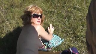 Vild strand pervert kigger på en sexet blonde milf mens solbadning nøgen, slå hård pik og sprunget i en pow