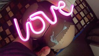 Amatør par sensuel fuck under det lyserøde lys i pov