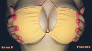 Titty i poolen i en sexet bh