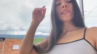 Fyre latin teenager viser hendes store røv og behandler sig selv til dig