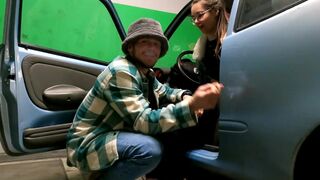 Shy pige stinker og knepper hårdt på parkeringspladsen med et ansigt til ansigt