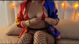 Ufo knepper den varme Harley Quinn i en rød mikrobølgeovn bikini i hvert hul