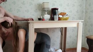 Han gav mig et hurtigt blowjob under bordet