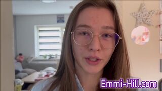 80 år gamle tynde teenager, der knepper sin store fisse udendørs indtil hun kommer over det