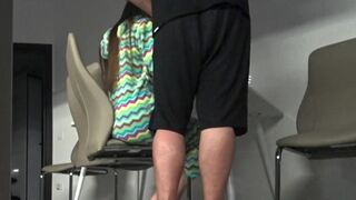Hot dame utro på hendes mand med hendes bedste ven i køkkenet