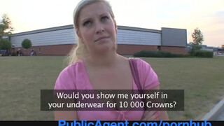 PublicAgent - boobed chick viser mere end bare hendes bryster