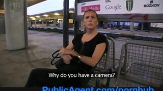 PublicAgent - trist pige venter på et tog