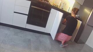 Hot kone fucking nabo i køkkenet - virkelig snyd