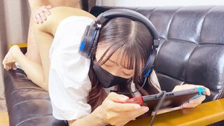 Teenage asiatiske pige skælver med orgasmer under spillet, og derefter bliver kneppet hårdt og fuld
