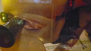 Black dildo fuck i lingeri med spray orgasme på glas bord