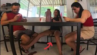 Jeg gav min vens mand et blowjob under bordet på hans fødselsdag