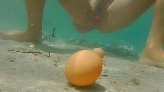 Den fantastiske rejse af to æg til bunden af havet med offentlige exhibitionist eventyr og fisse uddannelse