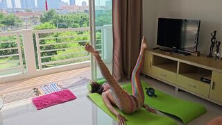 Nøgen yoga derhjemme med en selfie - farverne i yoga