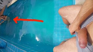 Jeg kneppede min stedsøster i poolen, hun blev chokeret over min fede pik