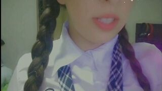 Hot skolepige genert forsøg på først at onanere via webcam