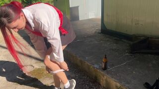 Jeg fangede naboens teenagedatter i at drikke og straffede hende med glas