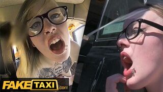 Tatoed British Alt- Model i Briller Hard Fited in Fake Taxi bil