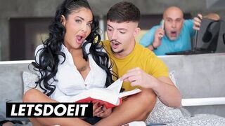 Tidlig engelsk pige i anal er en professionel på LetsDoelt Channel