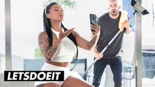 Hot Latina MILF Mariana Martix Hårdt kneppet af assistenten på LetsDoelt kanalen