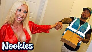 Mandy Monroe specielle pølse levering og hot fuck på Nookies Channel