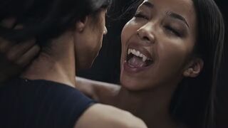 Ebony Vampire Mistress Lia Lin forfører en latinsk stor-breasted teenage pige i spillet Vampire hardcore femdom