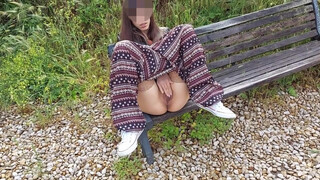 NemiBDesire - Italiensk pige onanere på bænken