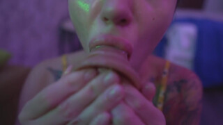 Russisk Tattooed Chick Deep Throat Blowjob