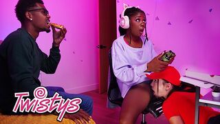 Twistys 'stjerner, Hazel Grace og Rissa May' s hot lesbiske eventyr med store bryster og fisse slikker
