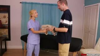 Blonde teenager tilbyder sin klient en rå lykkelig slutning på Nookik