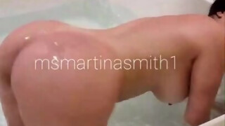 martinasmith sutter sin kæreste af i badet