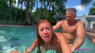 BrandiBraids - Fucking i poolen