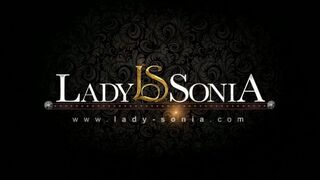 Lady Sonia viser forførelse af den britiske MILF i en ung piges dressing scene