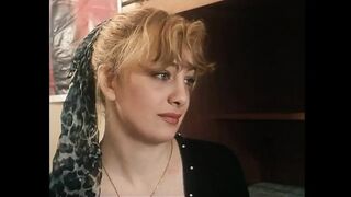 Blonde big- breasted piger sucking behåret fisse med en enorm pik i retro scene