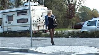 Blonde milf med store bryster i sorte strømper hårdt kneppede