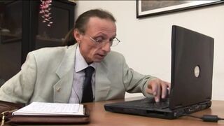 Minister Slutty MILF sutter sin beskidte chef
