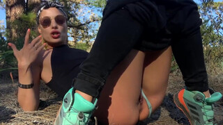 LaraJuicy - Sexet vandrepige onanerer
