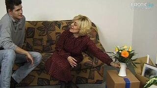 Den tyske bedstemor forfører sin son- in- law og sutter hendes pik