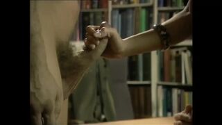 Dominatrix sidder på hendes ansigt næver slavens røv mens hun knepper hende