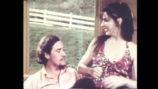 John Holmes slikker pigens våde fisse i retro porno