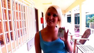 Mickenzie Moore sutter og rider den tykke hale som en blond college pige