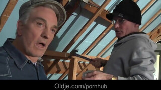 Sexet teenager tøs og to heldige gamle mænd