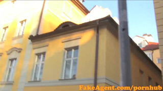 FakeAgent - ravn den sexede milf skrigende sperm