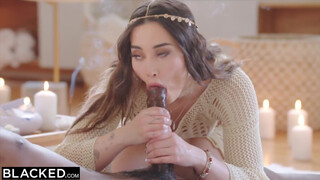 BLACKED - Aria Lee kaster sig på den gigantiske hale