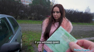 Offentlig agent - Zeynep Rossa samlet op på parkeringspladsen