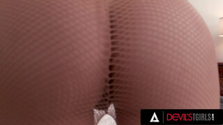 Hot-fucking blonde trans Emma Rose i strømpebukser får sin røv